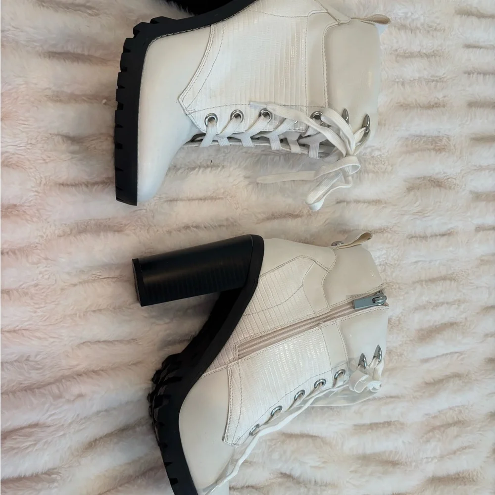 BCBGeneration's 'Paxin' ankle booties bright white Size 9/40 - Picture 7 of 7